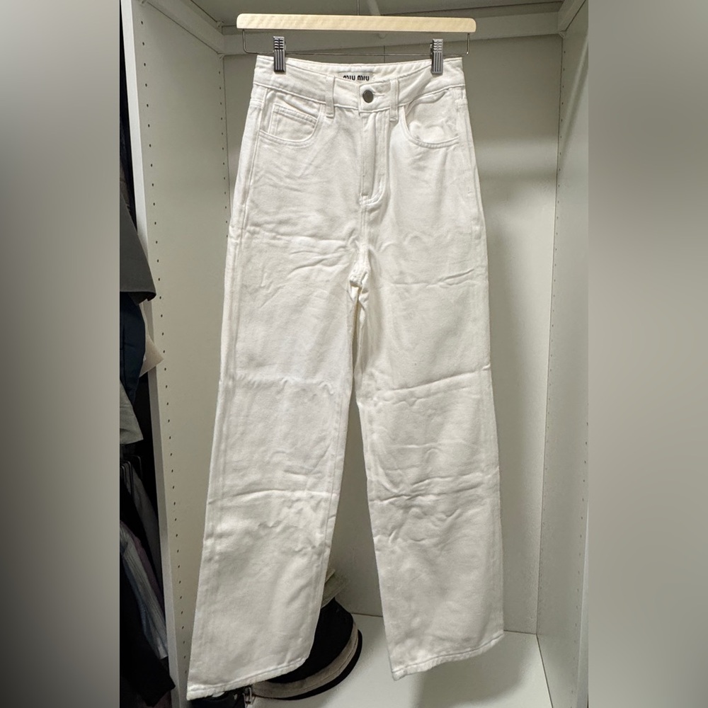 White High-Waisted Jeans